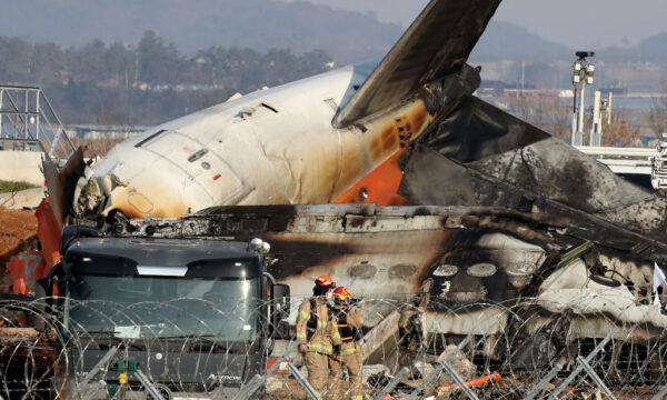 韓国で181人搭乗の旅客機が着陸時に炎上　ムアン国際空港