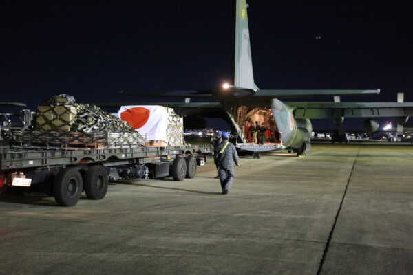 自衛隊輸送機、トンガの空港に着陸　飲用水約3トンを供与