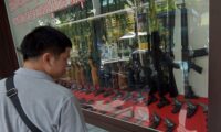 中国人強盗団、BB銃とナイフで銃販売店に押し入る＝バンコク　