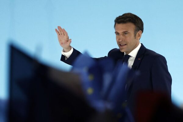 仏大統領選、マクロン氏首位の見通し　ルペン氏と決選投票へ