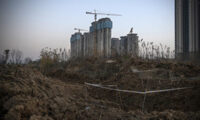 倒産と失業が相次ぐ北京　消費控える市民