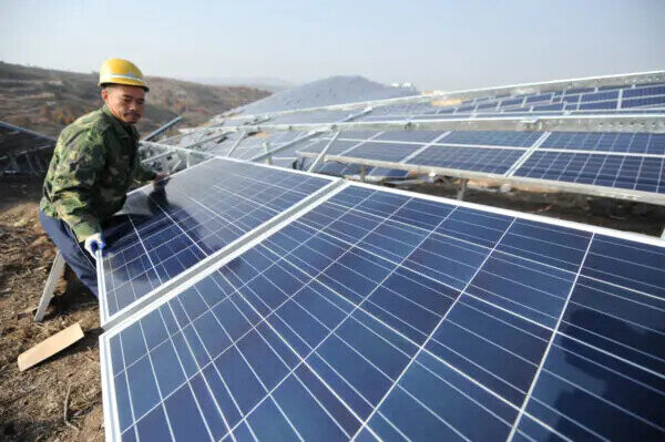 中国の太陽光発電業界　半年で時価総額 12 兆円以上が蒸発