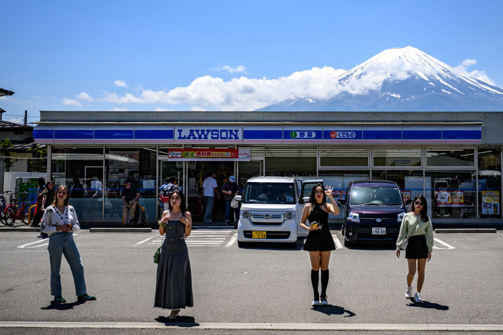 富士河口湖「富士山コンビニ」、マナー違反で閉鎖危機…海外メディア「日本のおもてなしの限界試した」