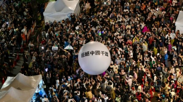 【画像特集②】数万人が議会を包囲　「中共による政治干渉に反対」＝台湾