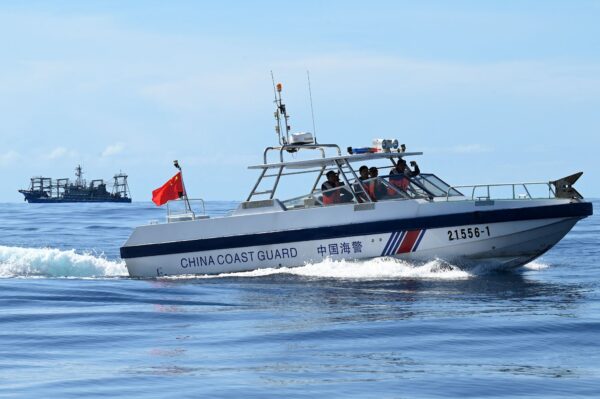 南シナ海で緊迫、中国海警とフィリピン補給船が衝突？