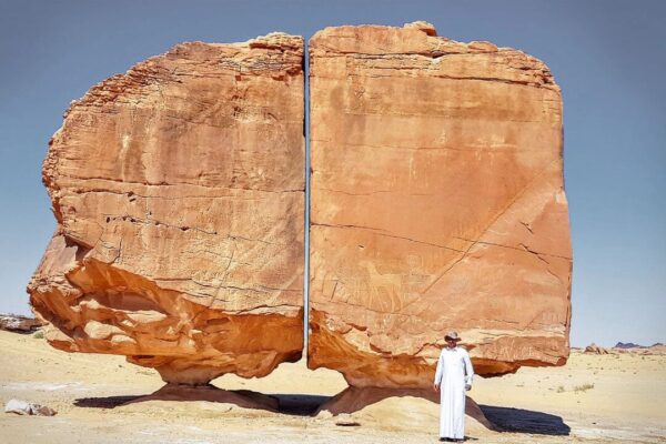 サウジアラビアの砂漠で発見された謎の割れた巨岩：宇宙人の仕業か？