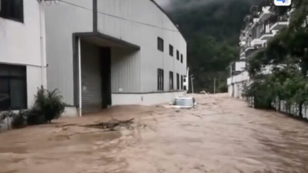 急な洪水で母親を屋上に上げたが、流されて犠牲になった息子＝安徽省黃山市