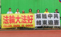 「迫害が終わるまで続ける」法輪功学習者が中国大使館前で平和的抗議