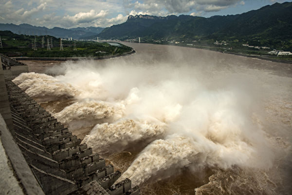 中国のダムと洪水　「原爆10万発が中国人の頭上にぶら下がっている」
