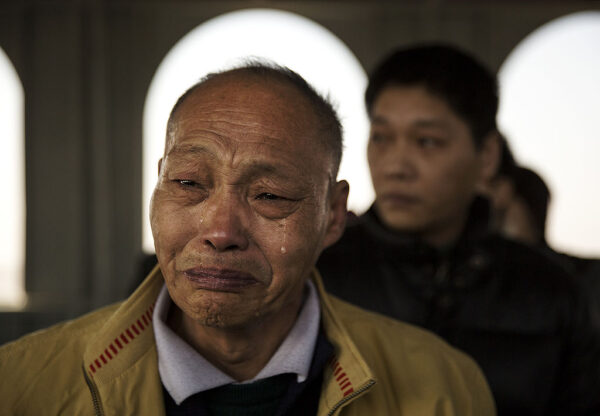 労働する高齢者、寝そべる若者　中国の新退職制度は社会を変えられるか？