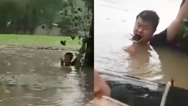中国の大洪水の中　口にスマホくわえ位置情報を共有し　救助された男性