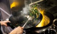 料理に抗生物質を混入する中国のレストラン