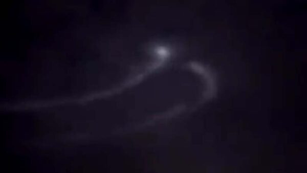 「空飛ぶ竜か」夜空を蛇行する2本の光る物体＝中国
