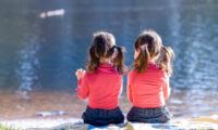 生活習慣と環境の変化で自閉症が改善：双子の女児の症例研究