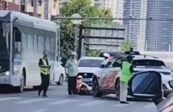 「完全無人タクシー」と電動バイクが衝突＝湖北省武漢市