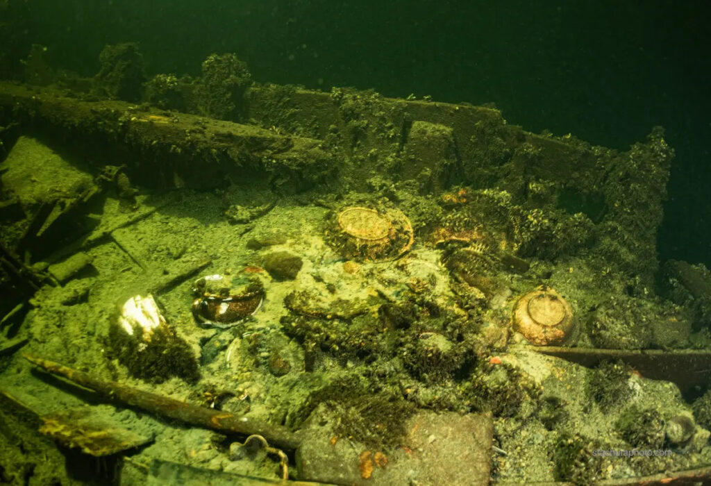 バルト海に沈んだ19世紀の沈没船から当時の貴重なシャンパンとミネラルウォーターを発見