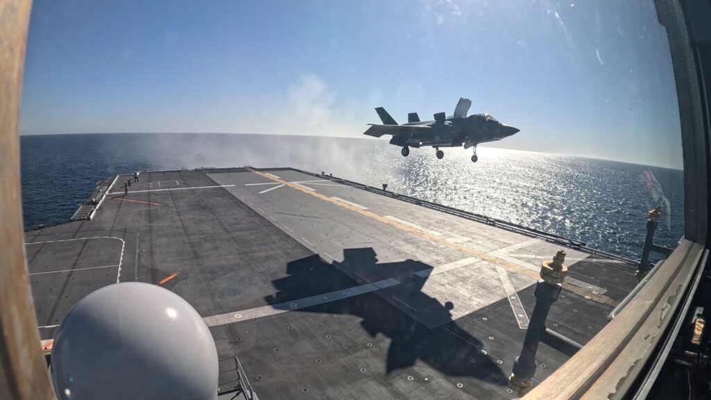 F-35B　護衛艦「かが」への初の着艦