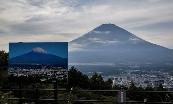 富士山で「冠雪」が確認　観測史上最も遅く