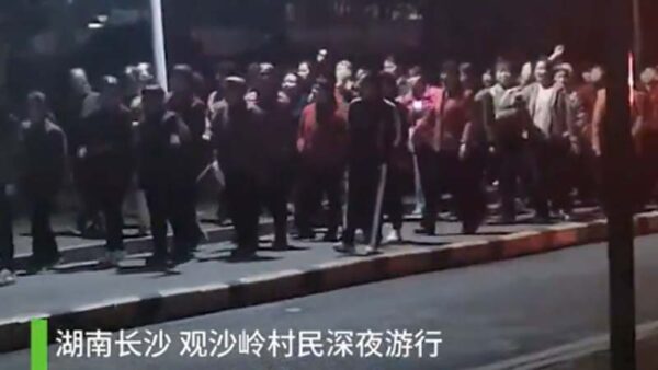 【動画あり】「腐敗役人を倒せ」　中国で深夜の町に響きわたる村民たちの叫び