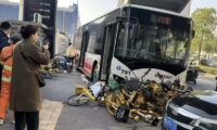 【動画あり】中国で路線バスが歩行者専用道路に乗り上げ　＝中国・武漢市