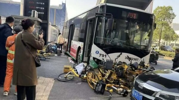 【動画あり】路線バスが歩行者専用道路に乗り上げ市民の群れに突っ込む　1人死亡＝中国・武漢市