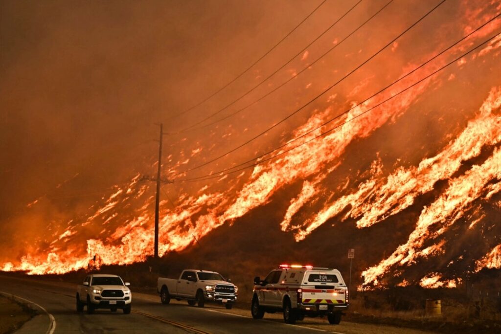 ロサンゼルス北部で山火事　1万エーカー以上焼失　数万人が避難